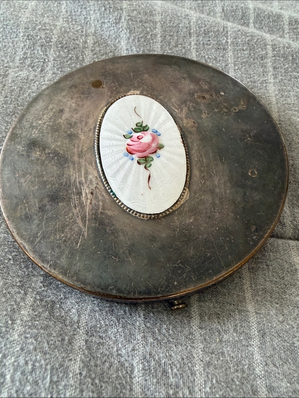 Vintage Art Deco White Guilloche Enamel Flower Makeup Powder Compact